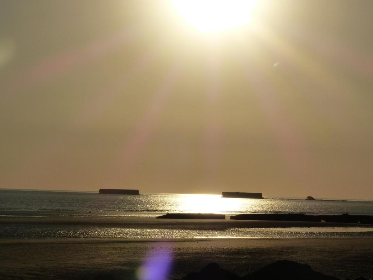 Le Ruban Bleu Face A La Mer Arromanches-les-Bains Exterior foto